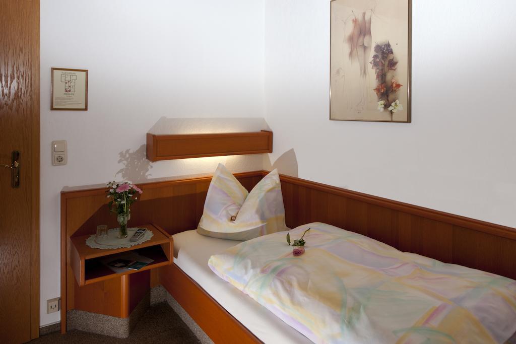 Pension Cafe Suzette Gotha Room photo