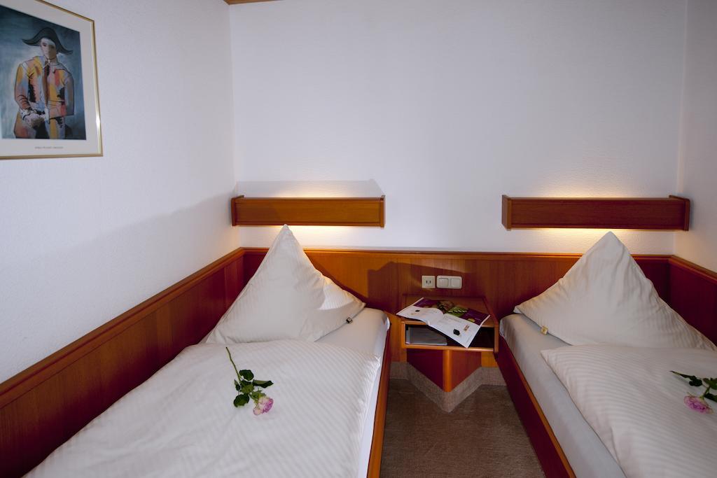 Pension Cafe Suzette Gotha Room photo