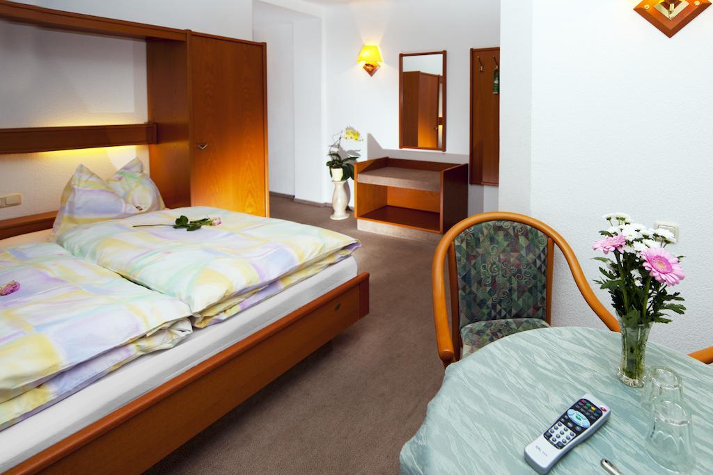 Pension Cafe Suzette Gotha Room photo