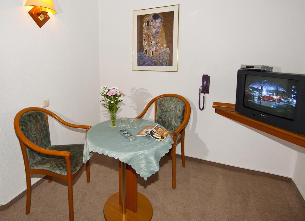 Pension Cafe Suzette Gotha Room photo